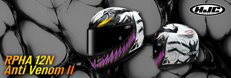 Casco de motocicleta blanco y negro con acentos morados, con un diseño inspirado en el veneno.