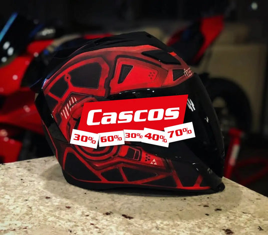 Un casco de motocicleta negro y rojo elegante con un acabado brillante, que presenta patrones geométricos audaces.