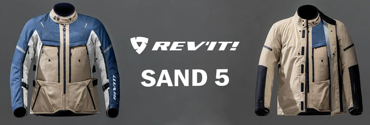 La chaqueta de moto rev’it! Sand 5 cuenta con un diseño elegante con paneles azul, beige y blanco, acentuados por cremalleras y ribetes negros.