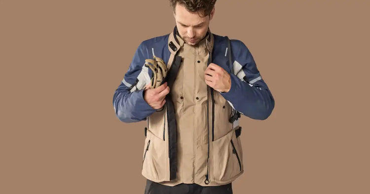 Un hombre con una chaqueta de múltiples bolsillos azul y beige.