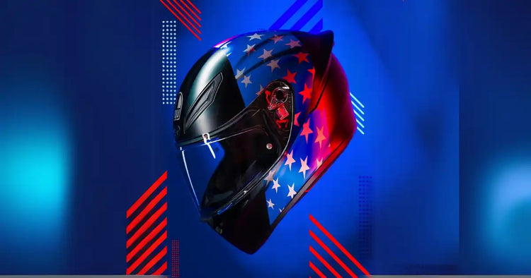 Casco de motocicleta con un diseño con estrellas azul, roja y blanca.