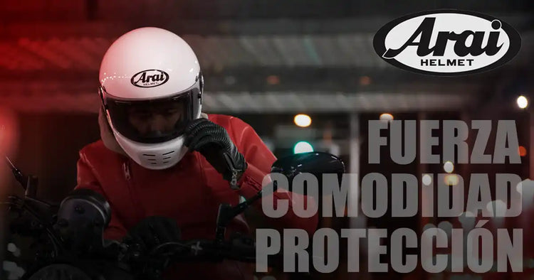 Casco de motocicleta con visera.