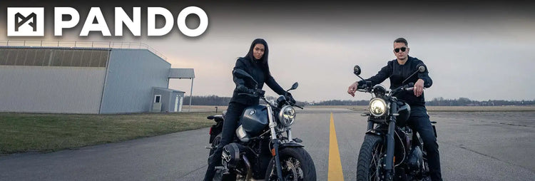 Motocicleta de cuero negro con detalles cromados y faro redondo