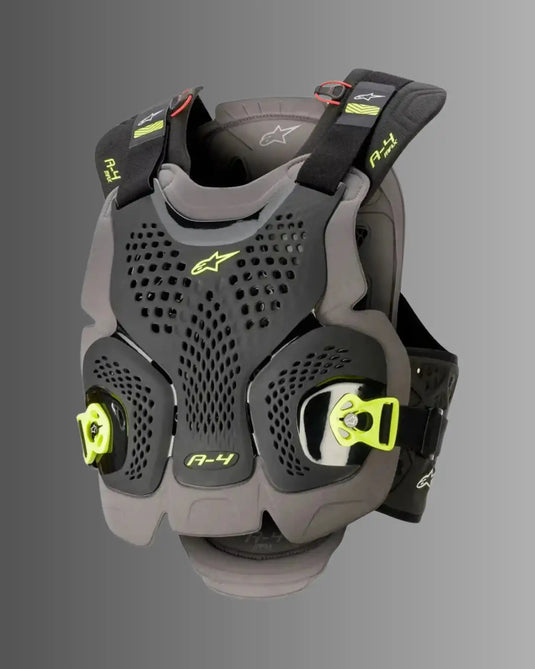 Protector de pecho y espalda para moto con correas y hebillas ajustables.