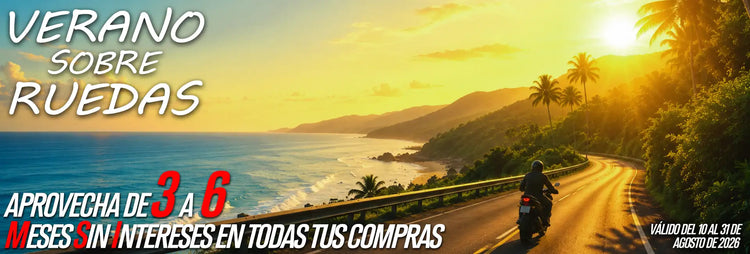 Un motorista recorre una carretera costera al atardecer, en silueta frente a la luz dorada y las palmeras.