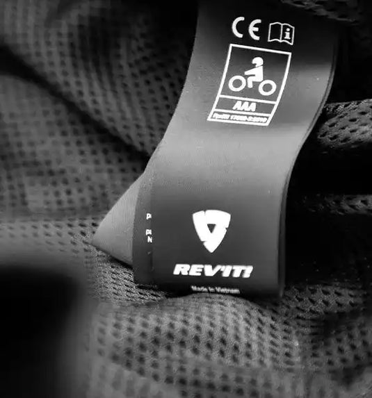 Una etiqueta de ropa textil negra para equipo de motocicleta.