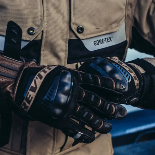 ¡Revívelo negro y canela! Guantes de motocicleta con protección reforzada en los nudillos y un diseño de agarre texturizado.