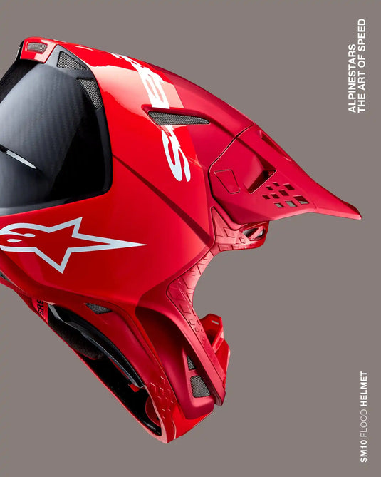 Casco de motocross rojo con visera.