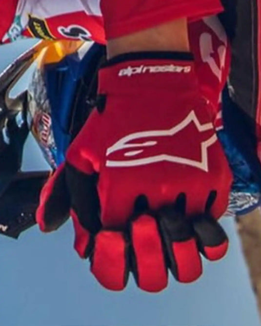 Un guante de motocross rojo y negro.