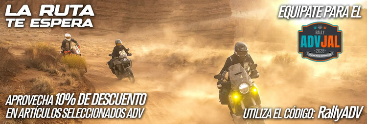 Tres motociclistas atraviesan un paisaje desértico polvoriento, con sus motos levantando nubes de arena mientras se dirigen hacia una aventura.